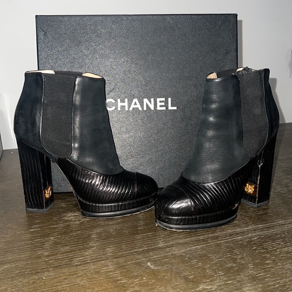 CHANEL black leather & suede platform boots w/capped toe, block heel & CC logo - Picture 7 of 10